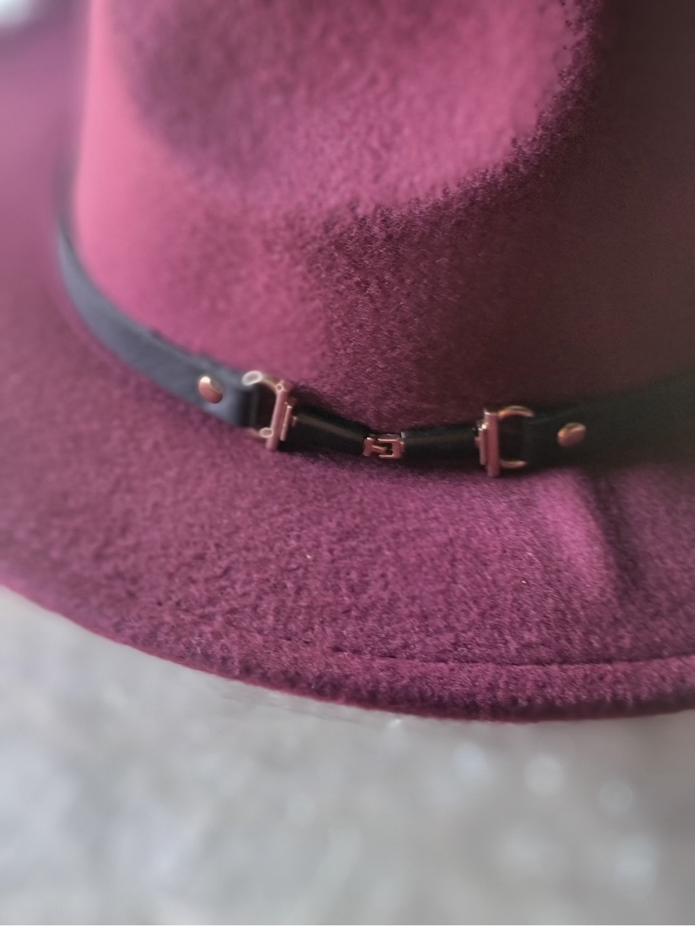 SHEIN Maroon Felt Wide-Brim Fedora with Black Band - Picture 2 of 3